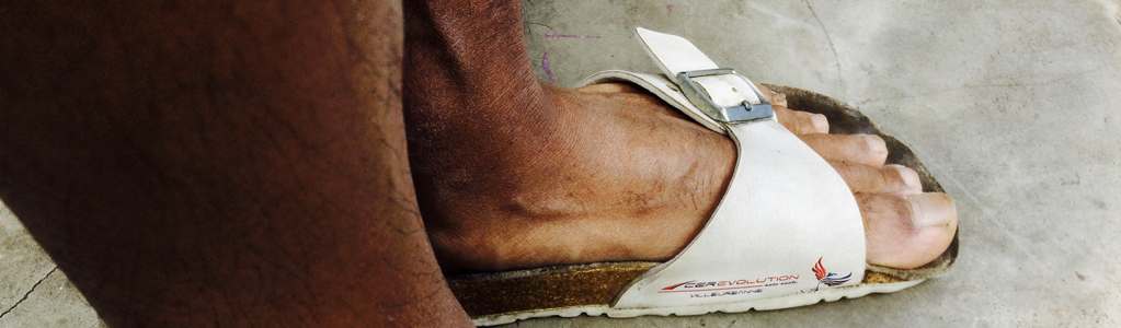 Conduire en tong ou en sandales : est-ce légal? Conduire en tong ou en sandales : est-ce légal?